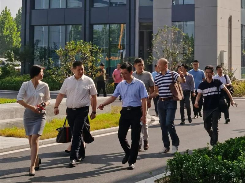 高新區(qū)服務(wù)業(yè)促進局局長石應(yīng)、亨通光電營銷總裁江峰一行蒞臨泰投科創(chuàng)產(chǎn)業(yè)園進行考察調(diào)研